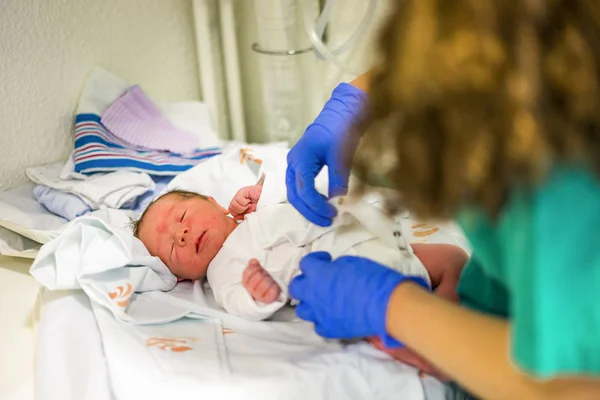 Erstes Ankleiden Eines Neugeborenen Jungen Durch Nurs — Stockfoto