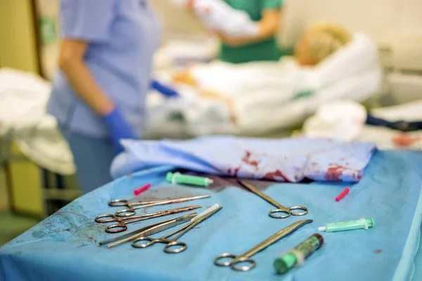 Srebrny Ginekolog Narzędzia Stosowane Podczas Porodu Matki Szpitalu Personel Tle — Zdjęcie stockowe