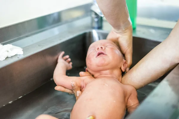 First Bath Newborn Baby Boy Hospital Sink — Stock Photo, Image