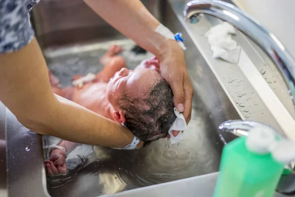 First Bath Newborn Baby Boy Hospital Sink — Stock Photo, Image