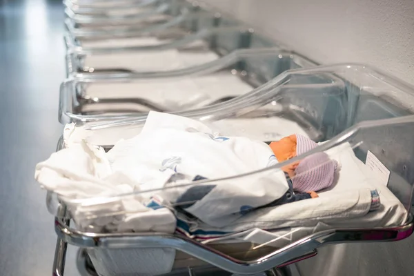 Nyfödd Pojke Hans Små Genomskinliga Bärbara Sjukhussäng — Stockfoto