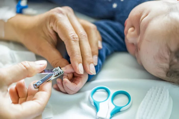 Madre Corta Las Uñas Bebé Recién Nacido Hospital — Foto de Stock