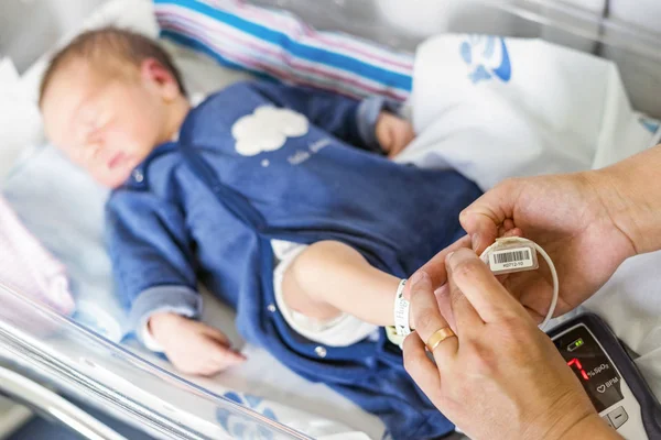 Uso Oxímetro Bebé Recién Nacido Para Comprobar Nivel Oxígeno Hospital — Foto de Stock