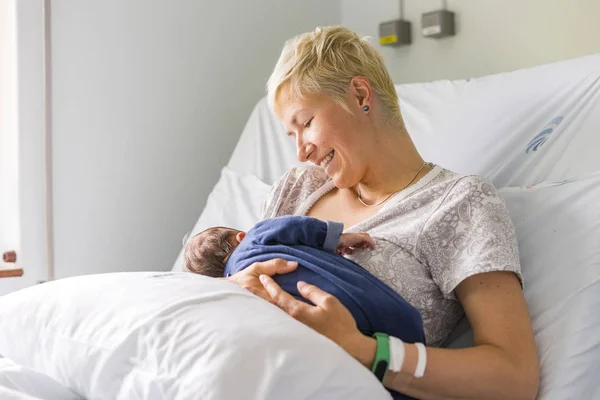Mamá Amamantando Bebé Recién Nacido Una Cama Hospital — Foto de Stock