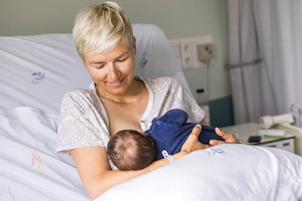 Mamá Amamantando Bebé Recién Nacido Una Cama Hospital — Foto de Stock