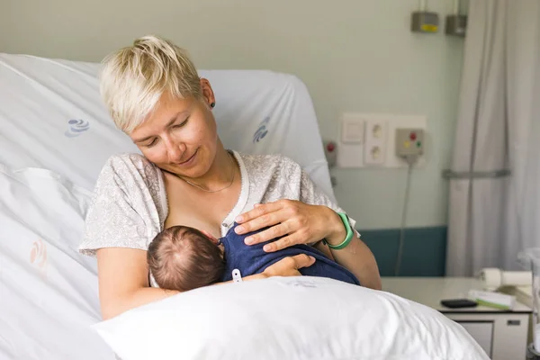 Szoptató Anya Neki Újszülött Fiú Egy Kórházi Ágyon — Stock Fotó