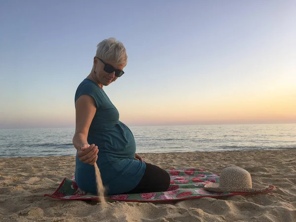 Kobietę Dziewiątym Miesiącu Ciąży Gra Piasku Plaży — Zdjęcie stockowe