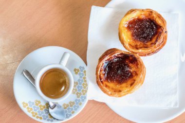 Pastel de nata ve kahve adlı geleneksel Portekiz pasta