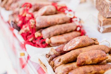 Sepet Portekiz açık hava piyasada birçok chorico sosis