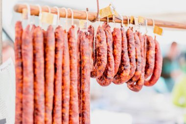 Birçok chorico sosis hunged pazarı Portekiz, tahta sopa üzerinde