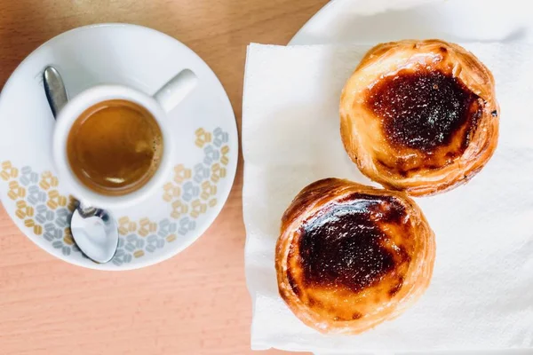 パステル ナタとコーヒーと呼ばれる伝統的なポルトガル菓子 — ストック写真