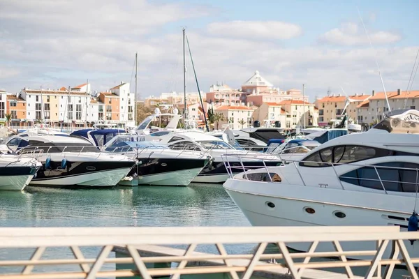滨海豪华游艇和帆船在拉各斯 Quarteira 阿尔加维 葡萄牙 — 图库照片