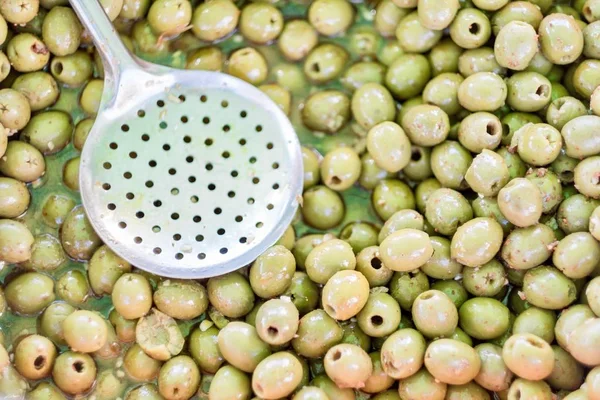 Gekruide Groene Olijven Verkocht Open Lucht Markt — Stockfoto