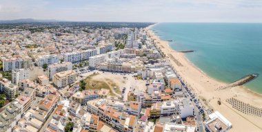 Beyaz mimarisi ve mavi Atlas Okyanusu Quarteira tatil sırasında güneşli bir gün, Algarve, Portekiz