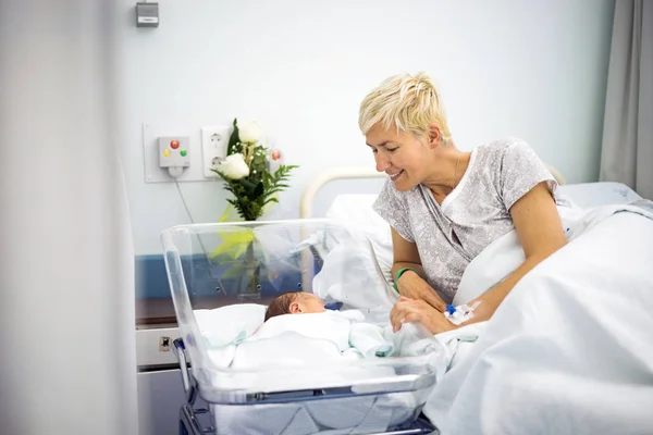 Mãe Olhando Com Amor Para Seu Menino Recém Nascido Ainda — Fotografia de Stock