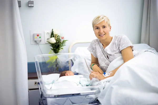 병원에에서 그녀의 신생아 아기를 즐기는 어머니 — 스톡 사진