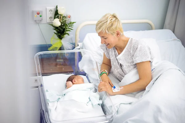 Madre Mirando Con Amor Bebé Recién Nacido Todavía Hospital — Foto de Stock