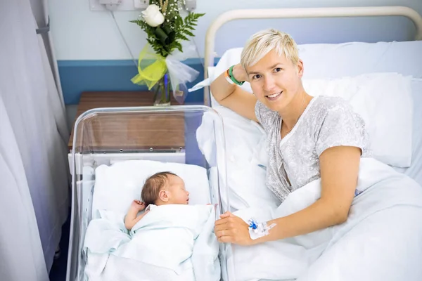 Felice Madre Godendo Suo Neonato Bambino Ancora Ospedale — Foto Stock