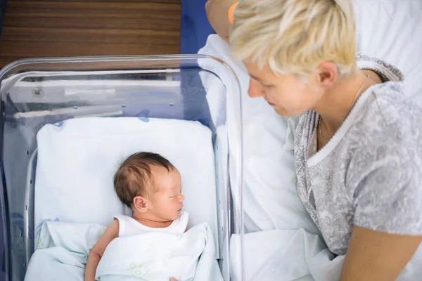 Madre Guardando Con Amore Suo Neonato Ancora Ospedale — Foto Stock