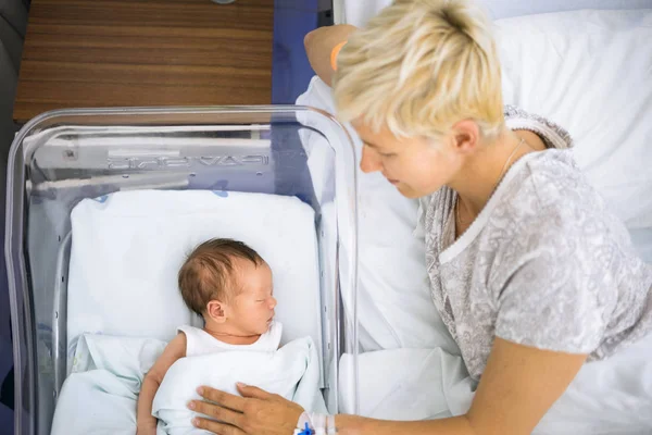 Mother Looking Love Her Newborn Baby Boy Still Hospital — Stock Photo, Image