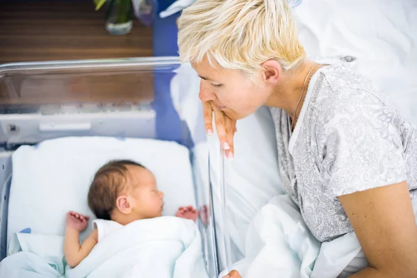 Madre Mirando Con Amor Bebé Recién Nacido Todavía Hospital — Foto de Stock