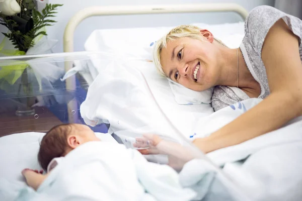 Madre Mirando Con Amor Bebé Recién Nacido Todavía Hospital — Foto de Stock