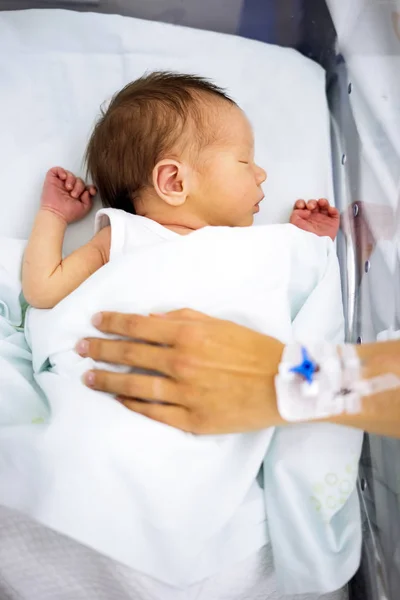 Bebé Recién Nacido Una Pequeña Cama Hospital Con Mano Con — Foto de Stock