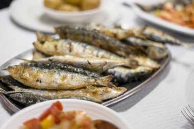 Salata ve patates Portekizce restoranda ile ızgara sardalya servis