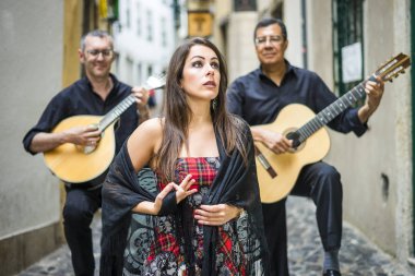 Fado bant geleneksel Portekiz müzik Alfama, Lizbon, Portekiz dar sokakta