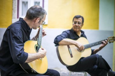 Alfama, Lizbon, Portekiz Portekizli ve akustik gitar ile iki fado gitarist