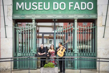 Portekiz gitar çalar, fado şarkıcısı ve akustik gitar çalan Lizbon, Portekiz Fado Müzesi önünde