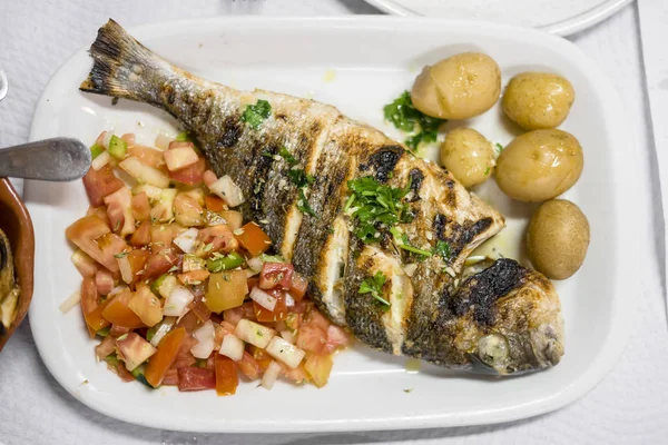 Pesce Dorato Alla Griglia Tradizionale Portoghese Servito Con Patate Insalata — Foto Stock