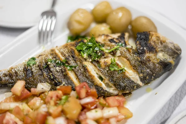 Traditioneller Portugiesischer Gegrillter Goldener Fisch Mit Kartoffeln Und Tomatensalat — Stockfoto