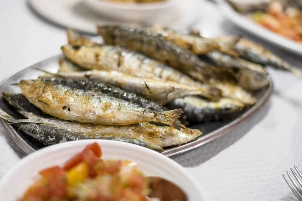 Gegrilde Sardines Geserveerd Met Salade Aardappels Het Portugese Restaurant — Stockfoto