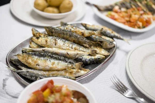 Gegrillte Sardinen Serviert Mit Salat Und Kartoffeln Portugiesischen Restaurant — Stockfoto