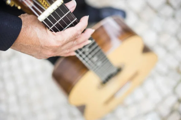 Músico Segurando Pescoço Guitarra Acústica Livre — Fotografia de Stock
