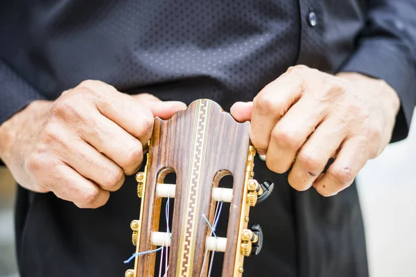 Musiker Håller Halsen Akustisk Gitarr Utomhus — Stockfoto