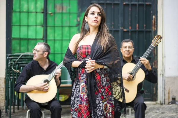 Фадо Группа Исполняющая Традиционную Португальскую Музыку Площади Алфама Лиссабон Португалия — стоковое фото