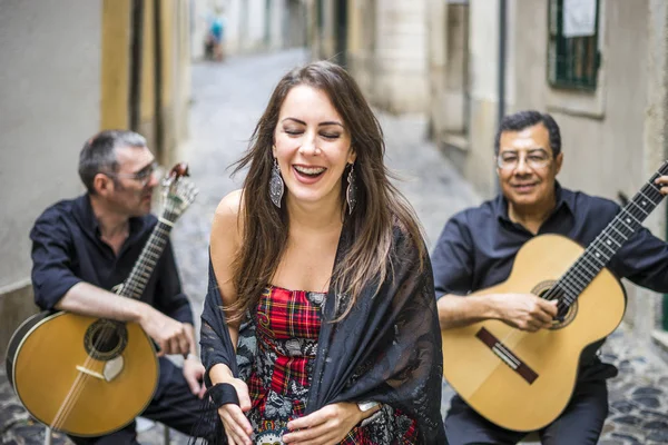 Фадо Группа Исполняющая Традиционную Португальскую Музыку Узкой Улице Алфама Лиссабон — стоковое фото