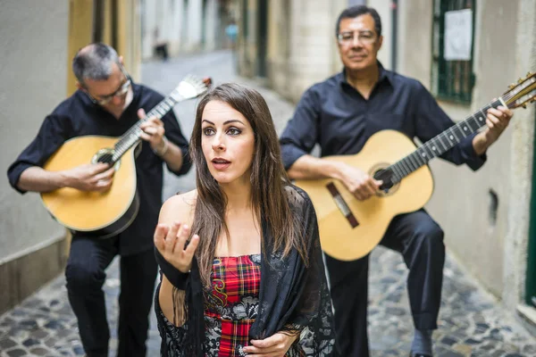 Banda Fado Interpretando Música Tradicional Portuguesa Estrecha Calle Alfama Lisboa — Foto de Stock