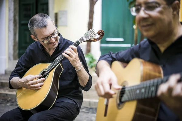 Dos Guitarristas Fado Con Guitarras Acústicas Portuguesas Alfama Lisboa Portugal — Foto de Stock