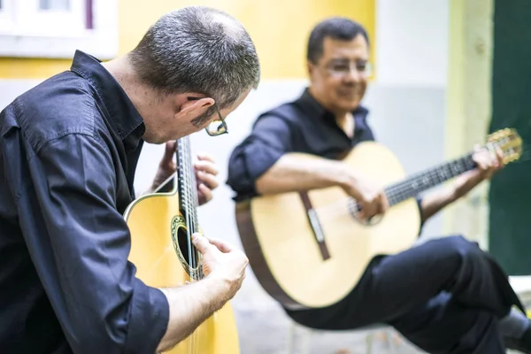 Två Fado Gitarrister Med Akustiska Och Portugisiska Gitarrer Alfama Lissabon — Stockfoto