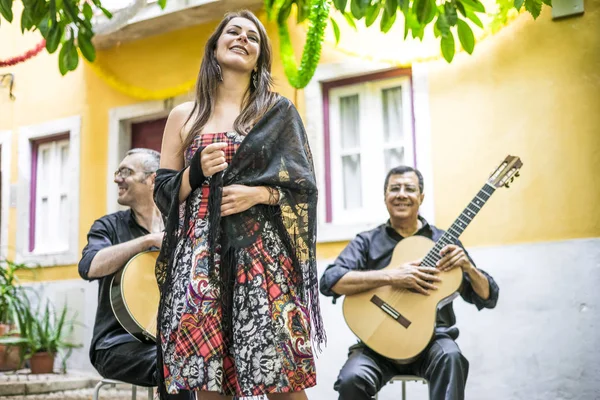 Banda Fado Interpretando Música Tradicional Portuguesa Patio Alfama Lisboa Portugal — Foto de Stock