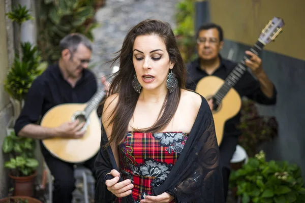 Фадо Группа Исполняющая Традиционную Португальскую Музыку Улице Алфама Лиссабон Португалия — стоковое фото