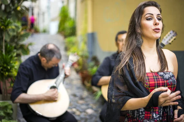Фадо Группа Исполняющая Традиционную Португальскую Музыку Улице Алфама Лиссабон Португалия — стоковое фото