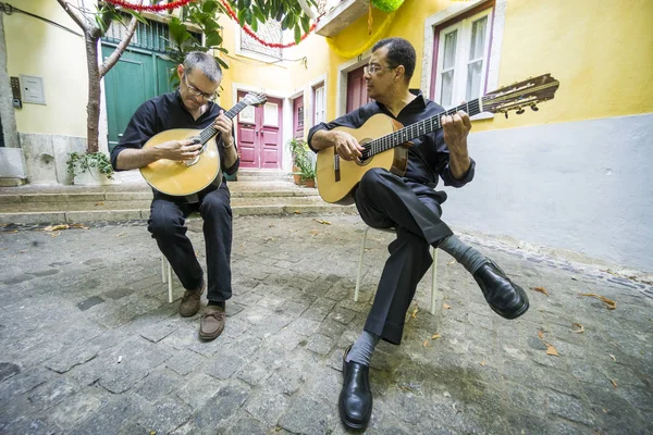 Dos Guitarristas Fado Con Guitarras Acústicas Portuguesas Alfama Lisboa Portugal — Foto de Stock