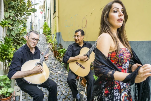 Banda Fado Interpretando Música Tradicional Portuguesa Estrecha Calle Alfama Lisboa — Foto de Stock