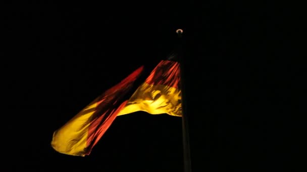 Bandera Alemana Sopla Viento Por Noche — Vídeo de stock