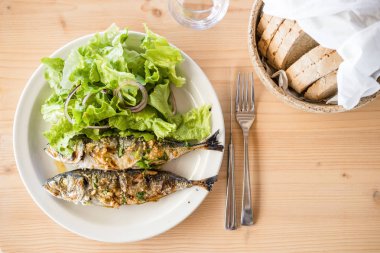İki taze mangalda sardalye marul salatası ve ekmek ile servis