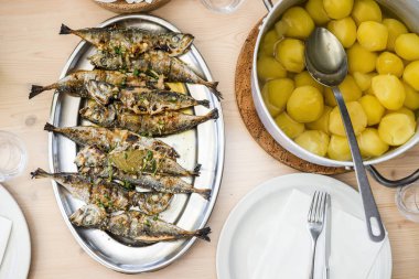 Gümüş tepsi dolu lezzetli balık uskumru adıyla carapau Portekiz